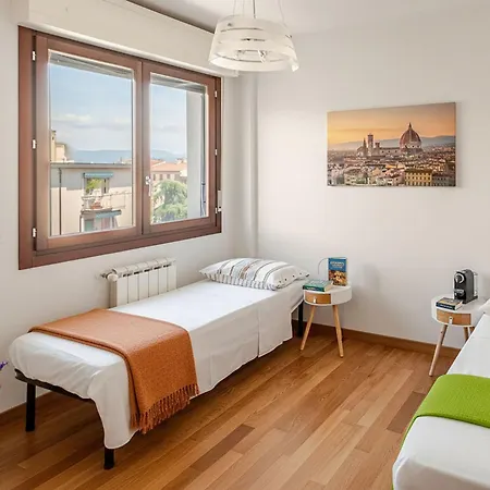 5&5 - Spacious, Bright, With Free Private Parking Lägenhet Florens