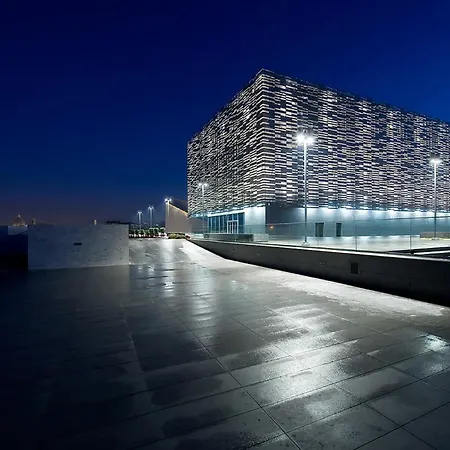 公寓 Spacious, Free Private Parking, 2 Bedrooms 2 Bathrooms - Comfortable And Bright In With Private Parking Garage - Just Few Minutes Walking From Historic Center *