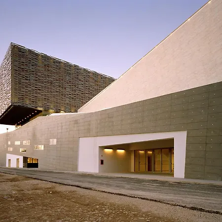 公寓 Spacious, Free Private Parking, 2 Bedrooms 2 Bathrooms - Comfortable And Bright In With Private Parking Garage - Just Few Minutes Walking From Historic Center *