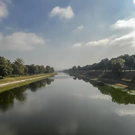 Spacious, Free Private Parking, 2 Bedrooms 2 Bathrooms - Comfortable And Bright In With Private Parking Garage - Just Few Minutes Walking From Historic Center 公寓