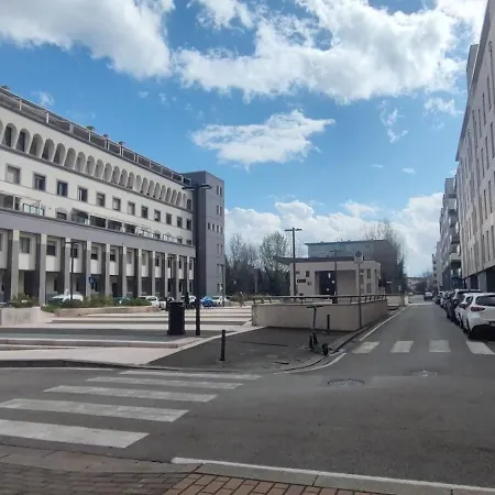 Spacious, Free Private Parking, 2 Bedrooms 2 Bathrooms - Comfortable And Bright In With Private Parking Garage - Just Few Minutes Walking From Historic Center 公寓 *