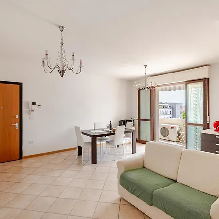 Spacious, Free Private Parking, 2 Bedrooms 2 Bathrooms - Comfortable And Bright In With Private Parking Garage - Just Few Minutes Walking From Historic Center * 佛罗伦萨