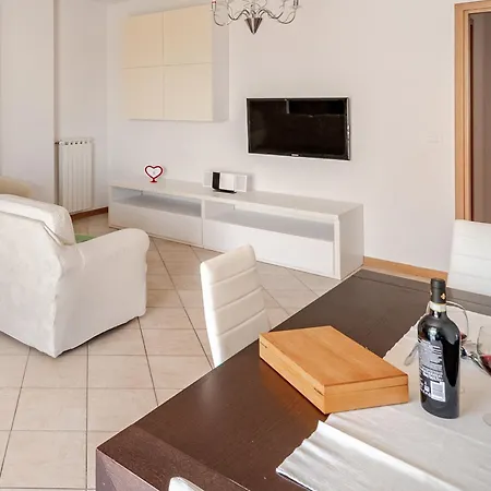 Apartamento Spacious & Bright & Parking & Comfortable, In With Private Parking Garage - 2 Bedrooms & 2 Bathrooms - Just Few Minutes Walking From Historic Center Florença