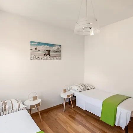 Spacious, Free Private Parking, 2 Bedrooms 2 Bathrooms - Comfortable And Bright In With Private Parking Garage - Just Few Minutes Walking From Historic Center 佛罗伦萨