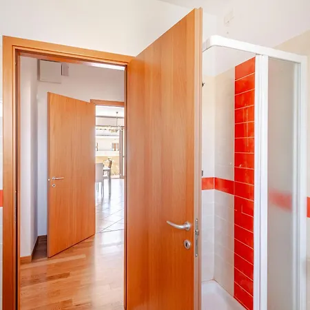 Spacious, Free Private Parking, 2 Bedrooms 2 Bathrooms - Comfortable And Bright In With Private Parking Garage - Just Few Minutes Walking From Historic Center 佛罗伦萨