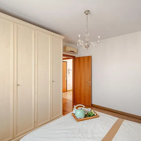Spacious, Free Private Parking, 2 Bedrooms 2 Bathrooms - Comfortable And Bright In With Private Parking Garage - Just Few Minutes Walking From Historic Center 公寓