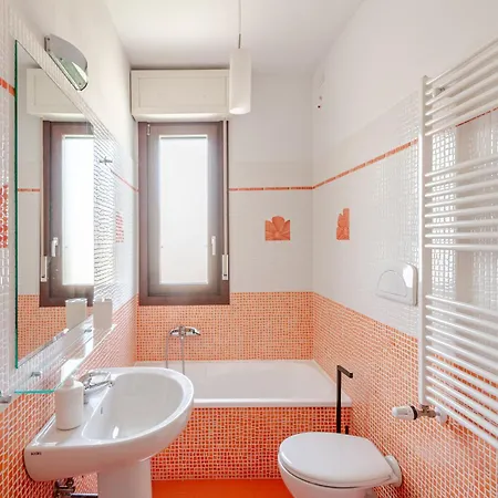 Spacious, Free Private Parking, 2 Bedrooms 2 Bathrooms - Comfortable And Bright In With Private Parking Garage - Just Few Minutes Walking From Historic Center 公寓 *