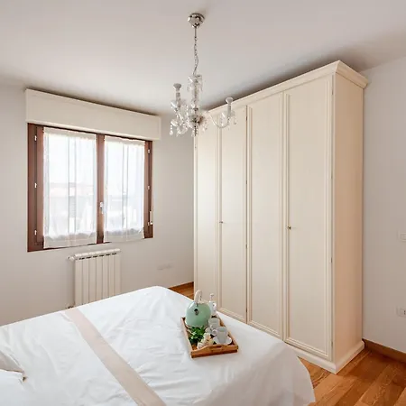 Spacious, Free Private Parking, 2 Bedrooms 2 Bathrooms - Comfortable And Bright In With Private Parking Garage - Just Few Minutes Walking From Historic Center 公寓