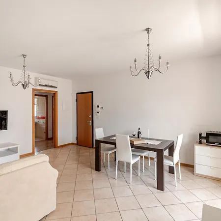 公寓 Spacious, Free Private Parking, 2 Bedrooms 2 Bathrooms - Comfortable And Bright In With Private Parking Garage - Just Few Minutes Walking From Historic Center *