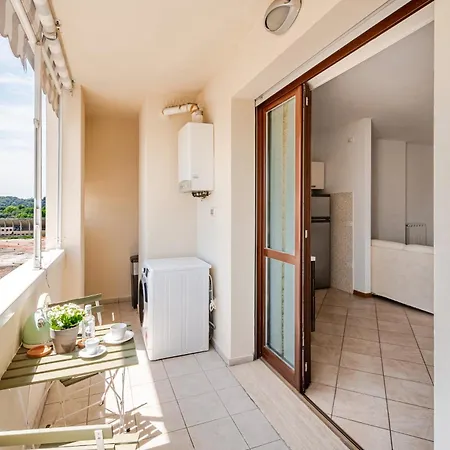 Spacious, Free Private Parking, 2 Bedrooms 2 Bathrooms - Comfortable And Bright In With Private Parking Garage - Just Few Minutes Walking From Historic Center 公寓