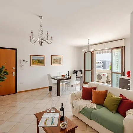 Spacious, Free Private Parking, 2 Bedrooms 2 Bathrooms - Comfortable And Bright In With Private Parking Garage - Just Few Minutes Walking From Historic Center Apartman