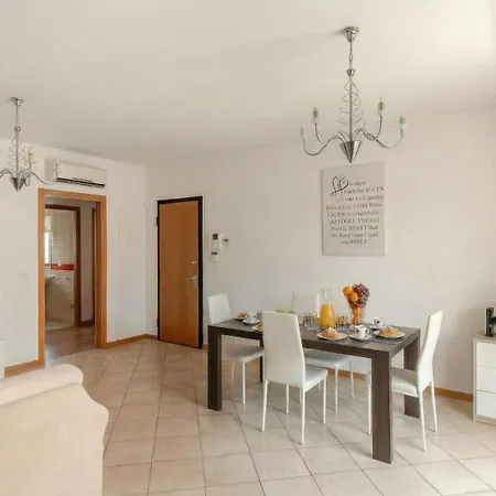 Opera House Area - Private Parking! - Balcony - 2 Bedrooms 2 Bathrooms *