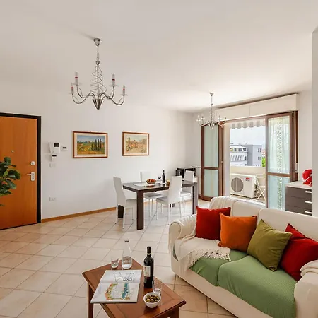 Opera House Area - Private Parking! - Balcony - 2 Bedrooms 2 Bathrooms *