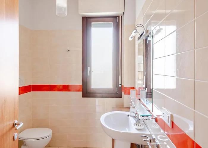 5&5 - Spacious, Bright, With Free Private Parking *