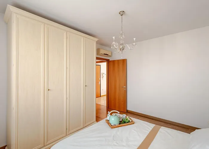 5&5 - Spacious, Bright, With Free Private Parking Apartamento