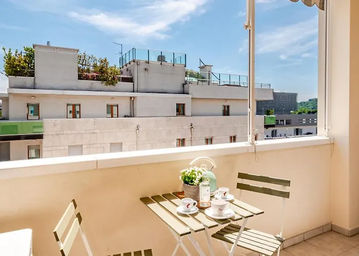 5&5 - Spacious, Bright, With Free Private Parking