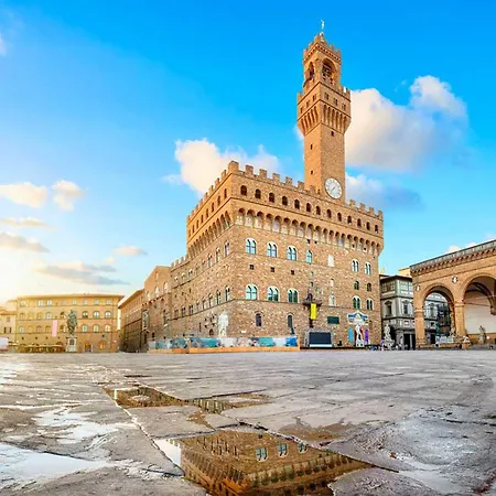 Spacious & Bright & Parking & Comfortable, In With Private Parking Garage - 2 Bedrooms & 2 Bathrooms - Just Few Minutes Walking From Historic Center Florencie