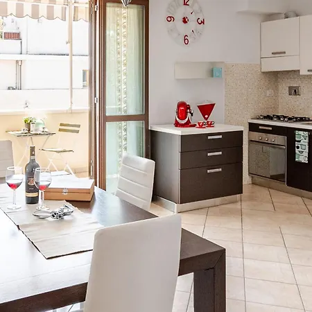 Spacious & Bright & Parking & Comfortable, In With Private Parking Garage - 2 Bedrooms & 2 Bathrooms - Just Few Minutes Walking From Historic Center Florencie