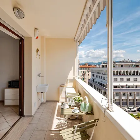 Apartmán Spacious & Bright & Parking & Comfortable, In With Private Parking Garage - 2 Bedrooms & 2 Bathrooms - Just Few Minutes Walking From Historic Center Florencie